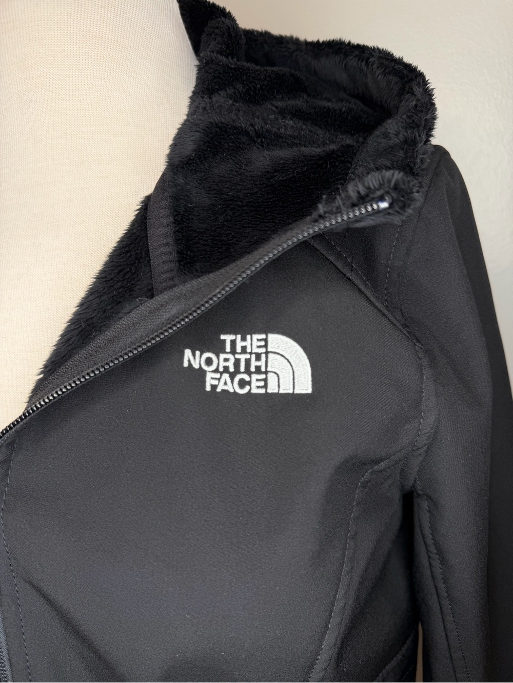 The North Face Women's Black Hooded Soft-Lined Utility Jacket - Picture 2 of 6